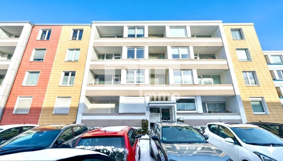 Gepflegte Dreizimmerwohnung mit Loggia in idyllischer Ortsrandlage /Campusnähe - Frontansicht